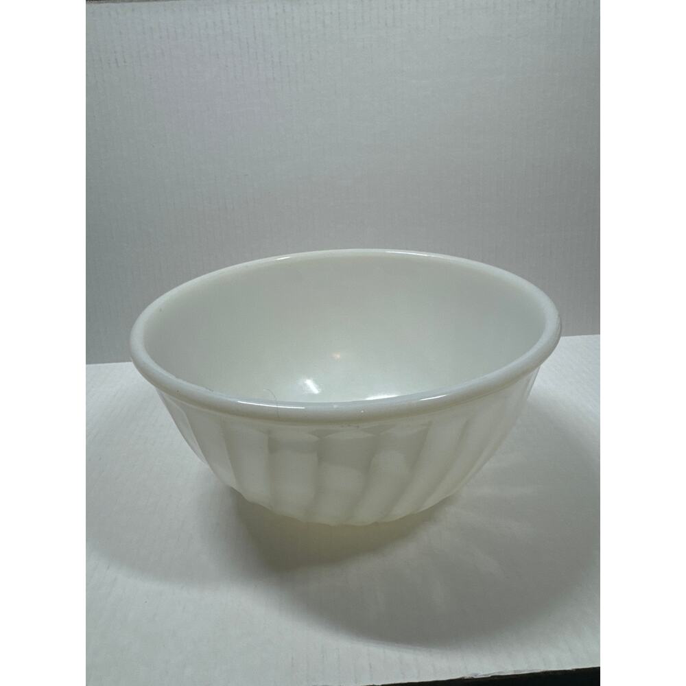 Anchor Hocking Fire King Milk Glass Swirl 9” x 41/2”‎ White Bowl